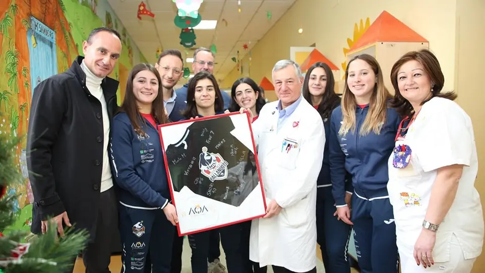 <p>Donata una maglia al reparto ospedaliero con le firme delle pallanuotiste</p>\\n