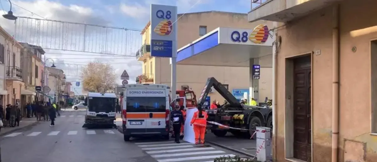 Travolta dal camion della spazzatura, donna muore nel Sassarese\n