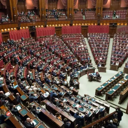 Manovra, disco verde alla Camera: il governo incassa la fiducia con 211 sì