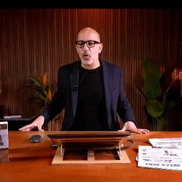 Il mistero dei conti bloccati alla tv calabrese “filo-putiniana”: Linkiesta annuncia lo stop, il direttore Toscano: «Non so nulla»\n