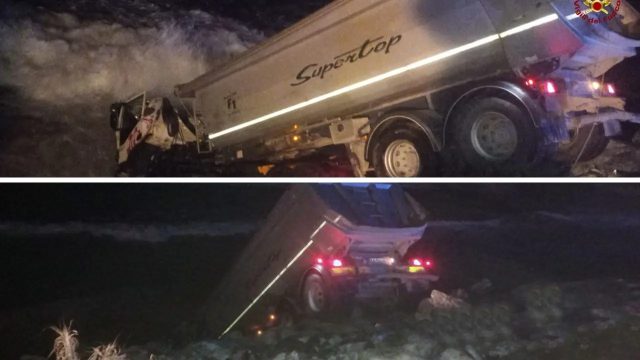 Incidente sulla statale 18 Tirrena Inferiore, nello scontro tra più mezzi un tir finisce in mare