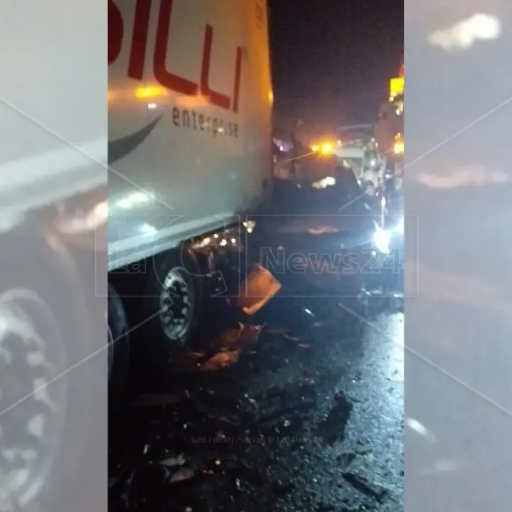 Gravissimo incidente sull’A2 nel Cosentino all’altezza di Mormanno: perdono la vita una donna e una bimba,\u00A0otto i feriti\n