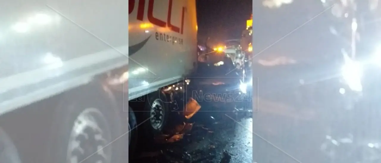 Gravissimo incidente sull’A2 nel Cosentino all’altezza di Mormanno: perdono la vita una donna e una bimba,\u00A0otto i feriti\n