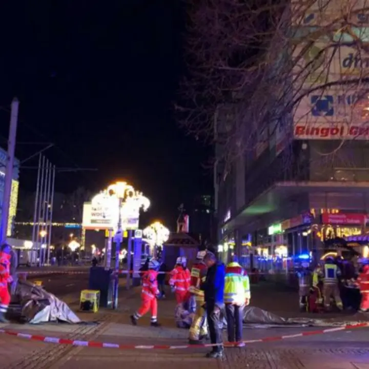 Auto travolge un gruppo di persone in un mercatino di Natale in Germania: due morti e decine feriti