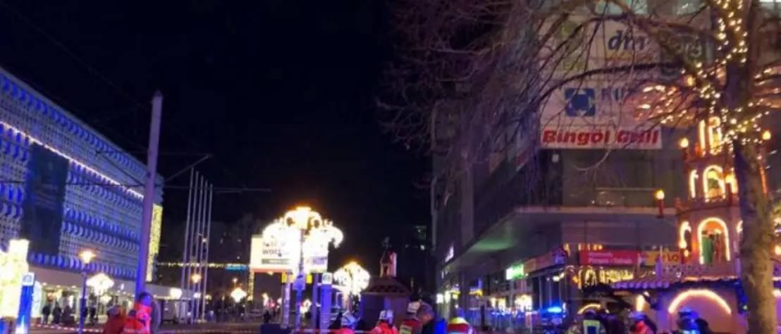 Auto travolge un gruppo di persone in un mercatino di Natale in Germania: due morti e decine feriti