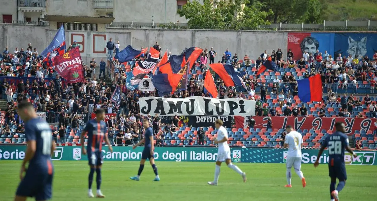 Cosenza-Catanzaro, Guarascio ci ripensa: clamoroso dietrofront,\u00A0le curve del Marulla\u00A0tornano\u00A0a 19 euro\n