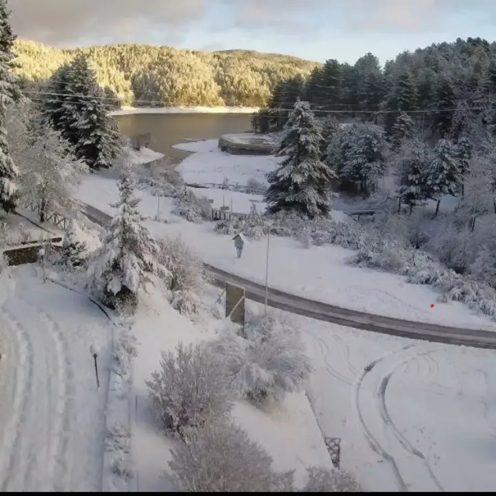 Risveglio sotto la neve per Sila e Aspromonte: ora un weekend sereno (e freddo) ma preparatevi alla tempesta di Natale\n