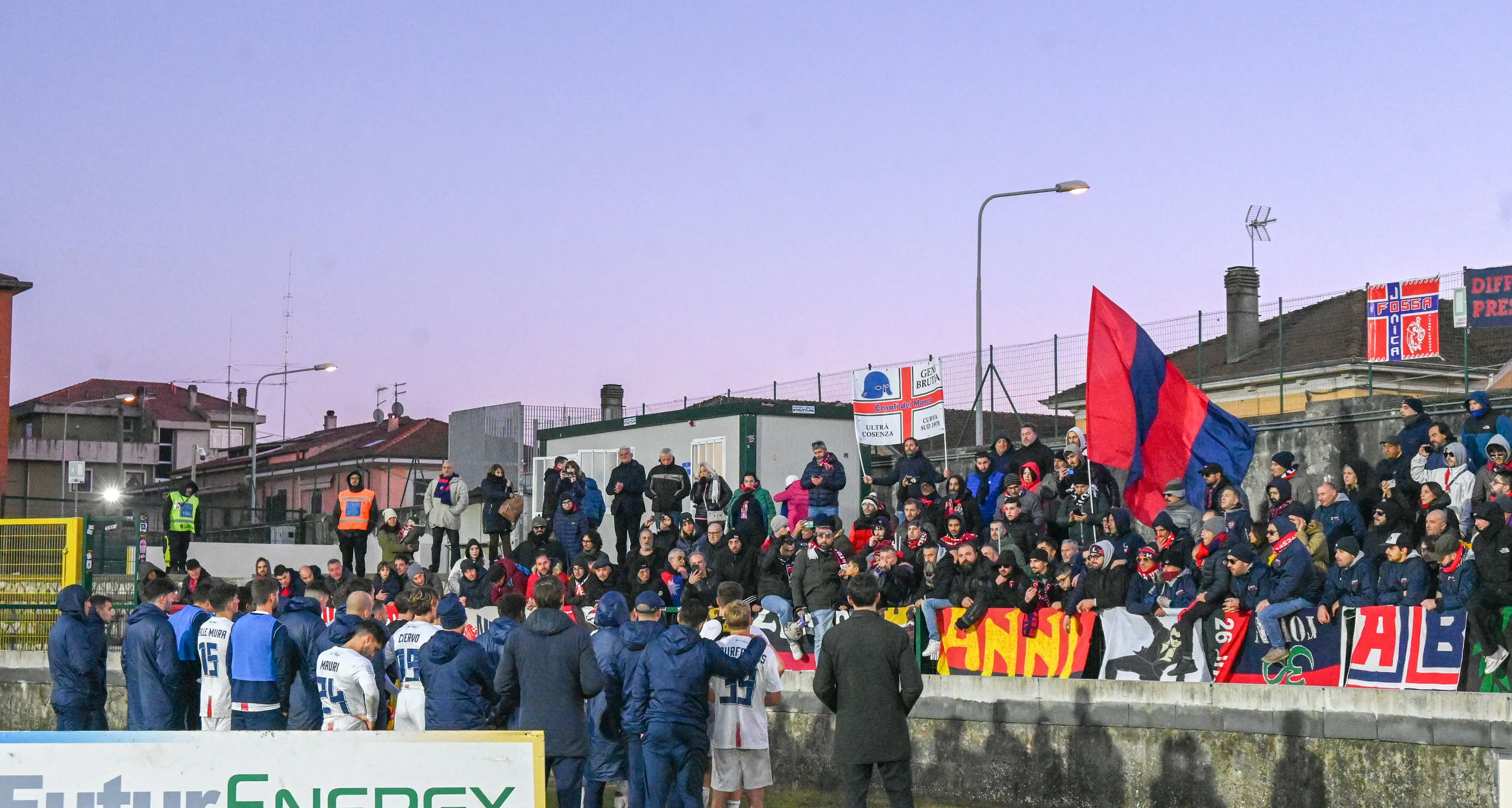 Carrarese-Cosenza 1-0, al termine del match colloquio fra squadra, tifosi e staff in vista del derby con il Catanzaro