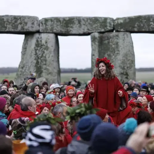 L’alba a Stonehenge: migliaia di moderni druidi invadono il sito britannico per celebrare il solstizio d’inverno