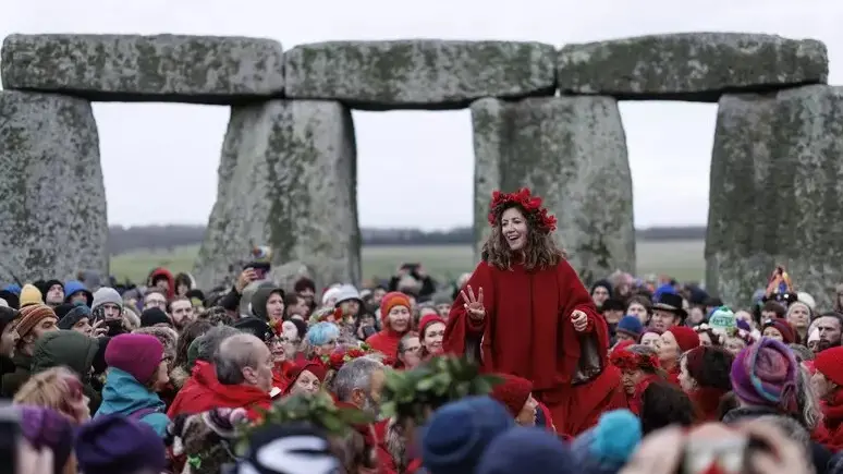 <p>Le celebrazioni in costume a Stonehenge (foto Ansa)</p>\\n