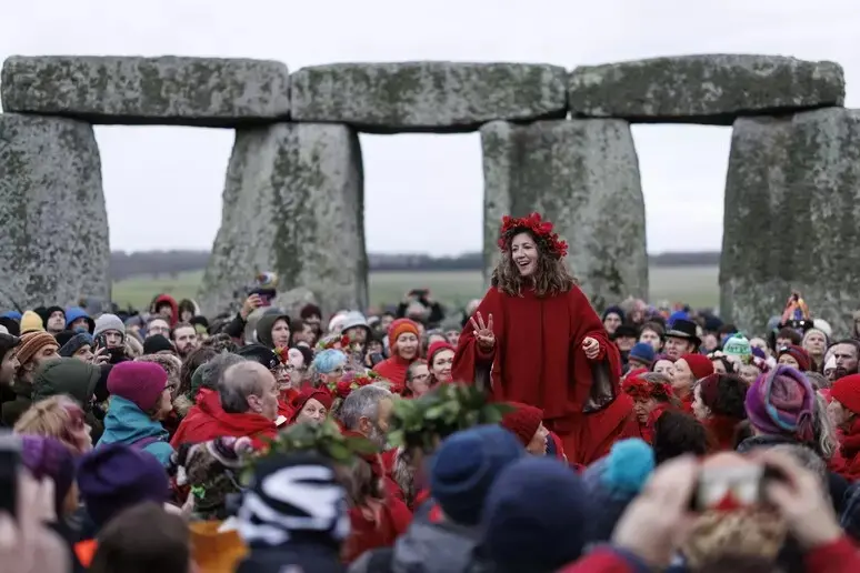 L’alba a Stonehenge: migliaia di moderni druidi invadono il sito britannico per celebrare il solstizio d’inverno