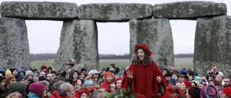 L’alba a Stonehenge: migliaia di moderni druidi invadono il sito britannico per celebrare il solstizio d’inverno