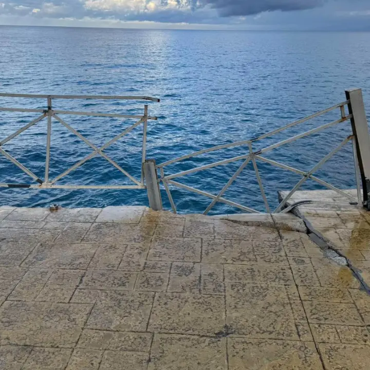 Pizzo, il molo Pizzapundi\u00A0ancora ferito dalle\u00A0mareggiate: cede parte della ringhiera, danni al lungomare. Sbarrato l’accesso\n