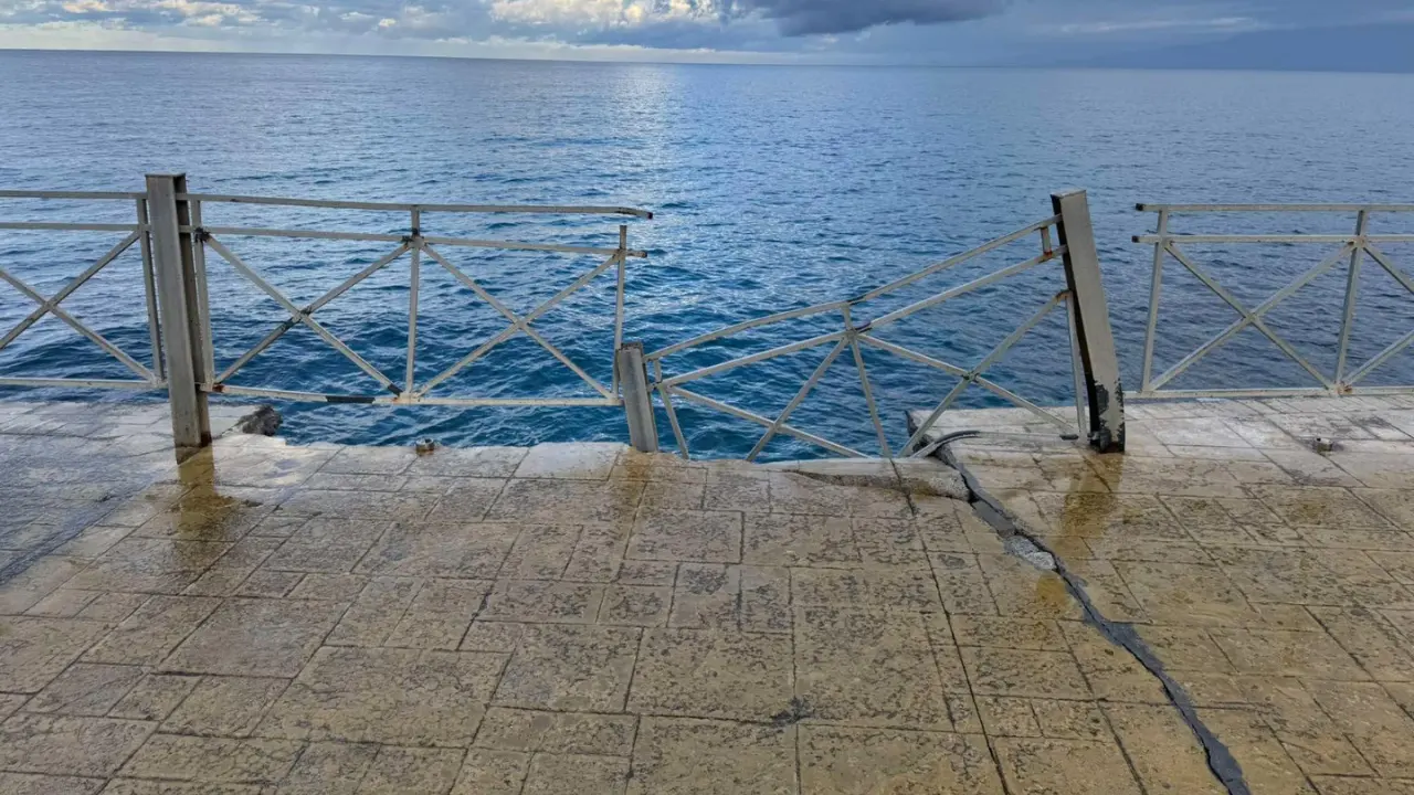 Pizzo, il molo Pizzapundi\u00A0ancora ferito dalle\u00A0mareggiate: cede parte della ringhiera, danni al lungomare. Sbarrato l’accesso\n