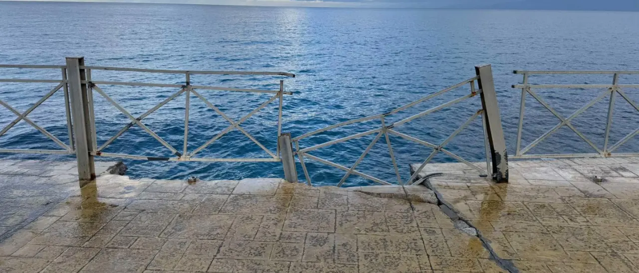 Pizzo, il molo Pizzapundi\u00A0ancora ferito dalle\u00A0mareggiate: cede parte della ringhiera, danni al lungomare. Sbarrato l’accesso\n