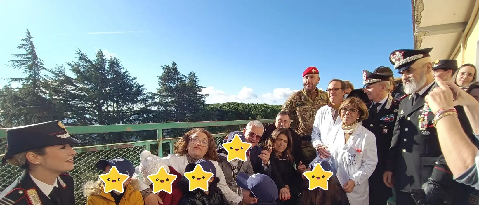 Babbo Natale arriva con l’elicottero dei Cacciatori di Calabria, sorpresa per i piccoli pazienti dell’ospedale di Catanzaro