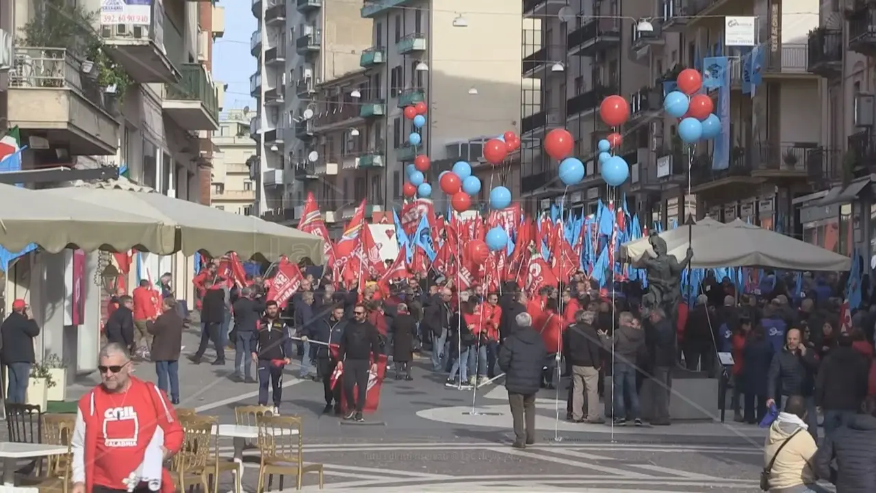 Dal “regalo di Natale” per i lavoratori Abramo al limbo dei tirocinanti, si chiude un anno caldo per le vertenze in Calabria