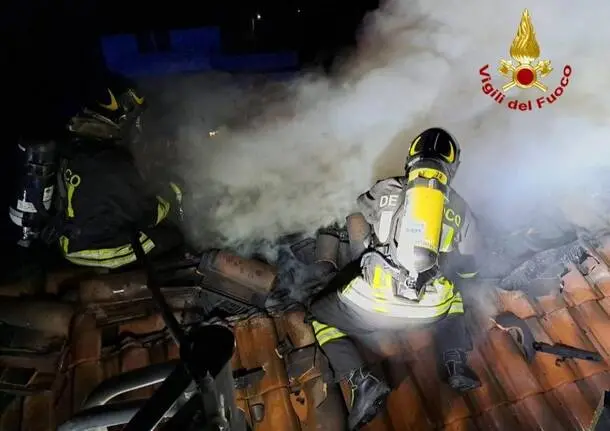 Incendio a Catanzaro Lido, in fiamme la canna fumaria di una casa: un vigile del fuoco fuori servizio interviene ed evita il peggio