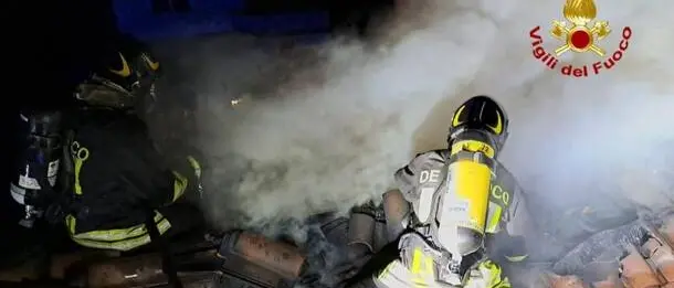 Incendio a Catanzaro Lido, in fiamme la canna fumaria di una casa: un vigile del fuoco fuori servizio interviene ed evita il peggio