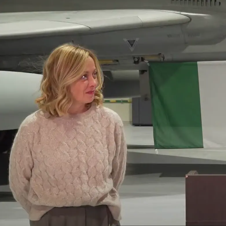 Meloni in Lituania fa gli auguri ai militari italiani e si commuove: «Non vedrete i vostri figli a Natale»