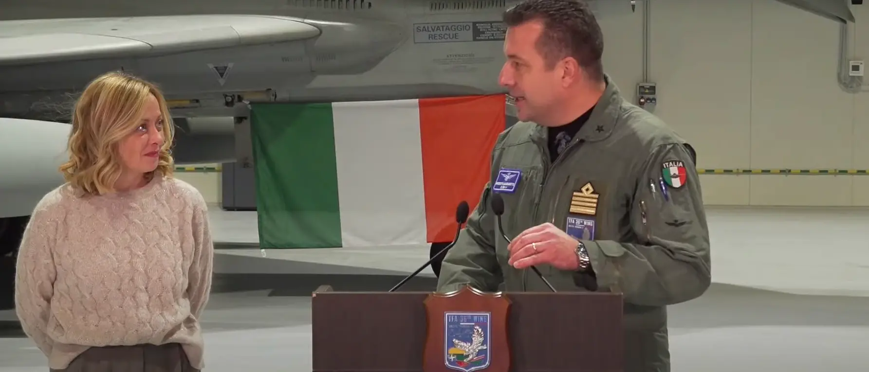 Meloni in Lituania fa gli auguri ai militari italiani e si commuove: «Non vedrete i vostri figli a Natale»