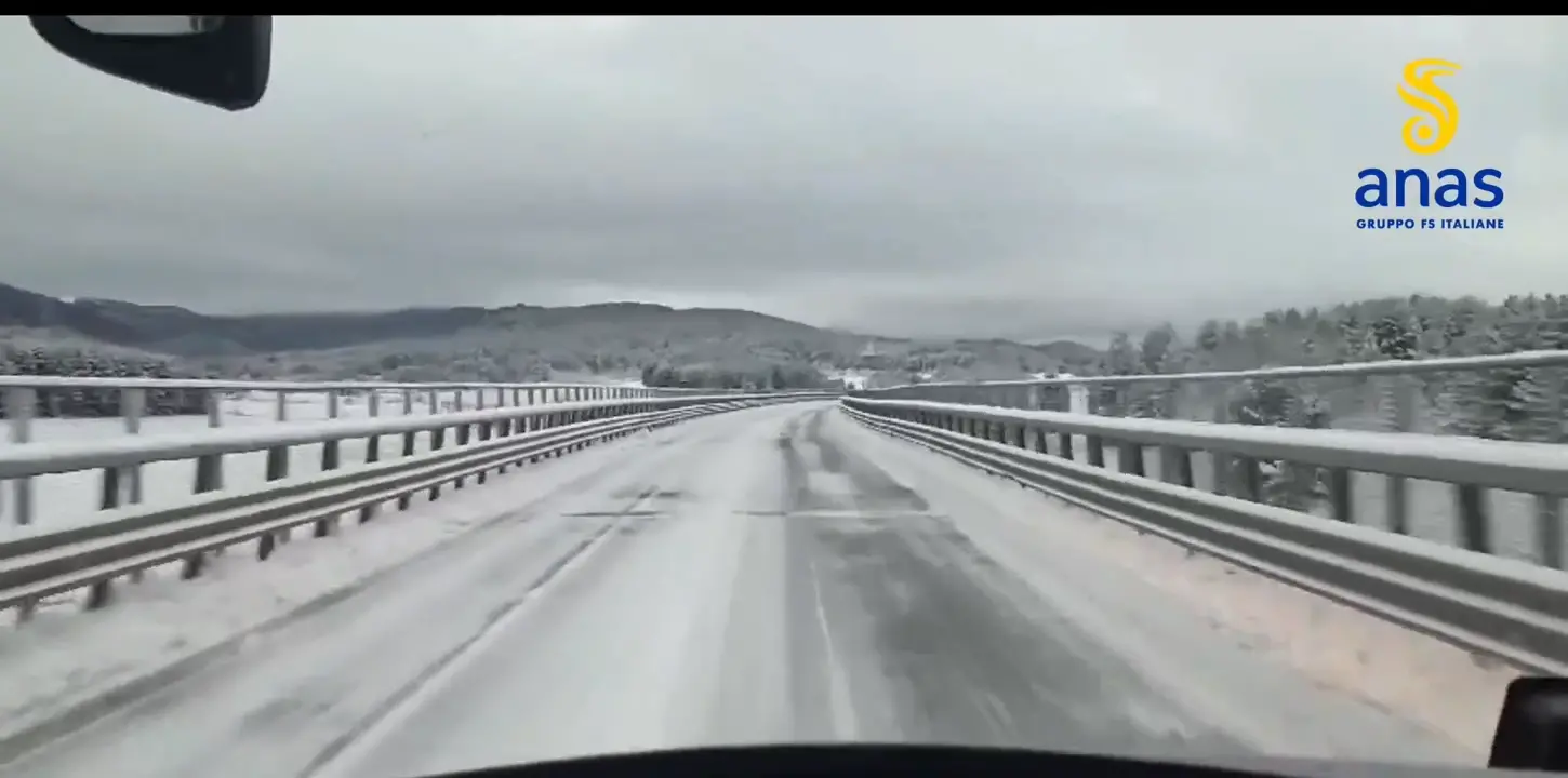 Neve e ghiaccio sulle strade calabresi, in azione i mezzi dell'Anas