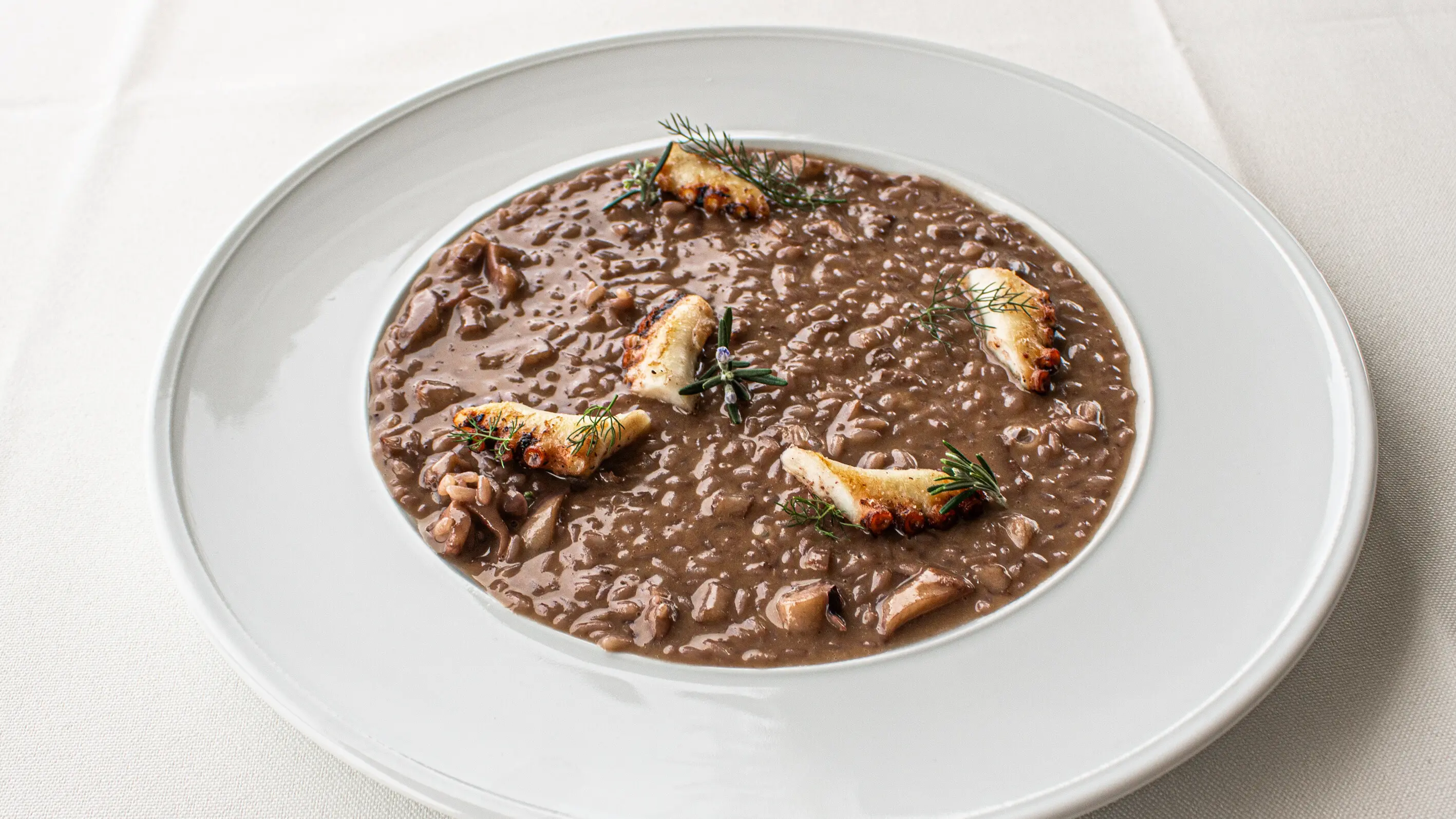 <p>Il Risotto al Bordeaux e &ldquo;Camembert di capra&rdquo; con Polipo grigliato e sentori di rosmarino, il nuovo piatto creato dalla chef executive Francesca Mannis</p>\\n