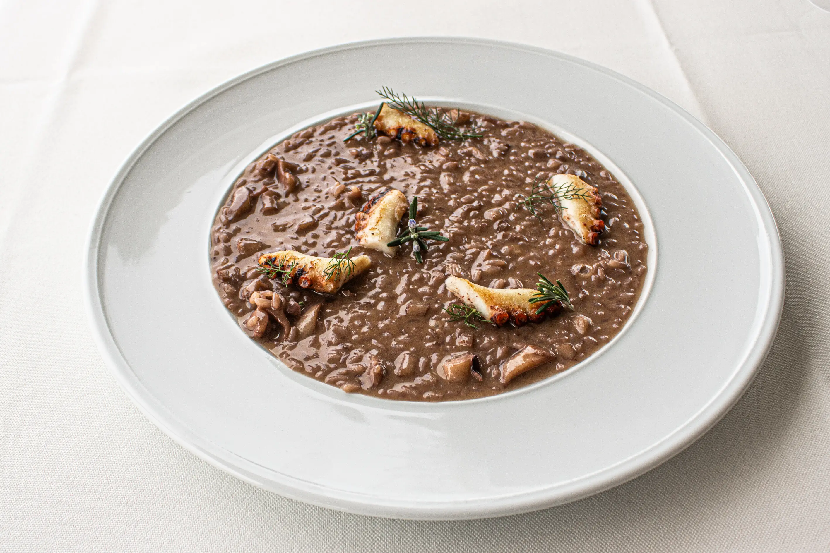 <p>Il Risotto al Bordeaux e &ldquo;Camembert di capra&rdquo; con Polipo grigliato e sentori di rosmarino, il nuovo piatto creato dalla chef executive Francesca Mannis</p>\\n