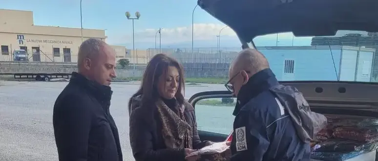 Dal sequestro al gesto solidale, l’Ufficio delle dogane di Gioia Tauro dona oltre 12mila vestiti a chi ne ha più bisogno