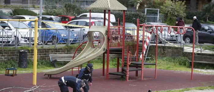 Donna muore travolta da un albero caduto per il vento: era al parco con i tre figli piccoli