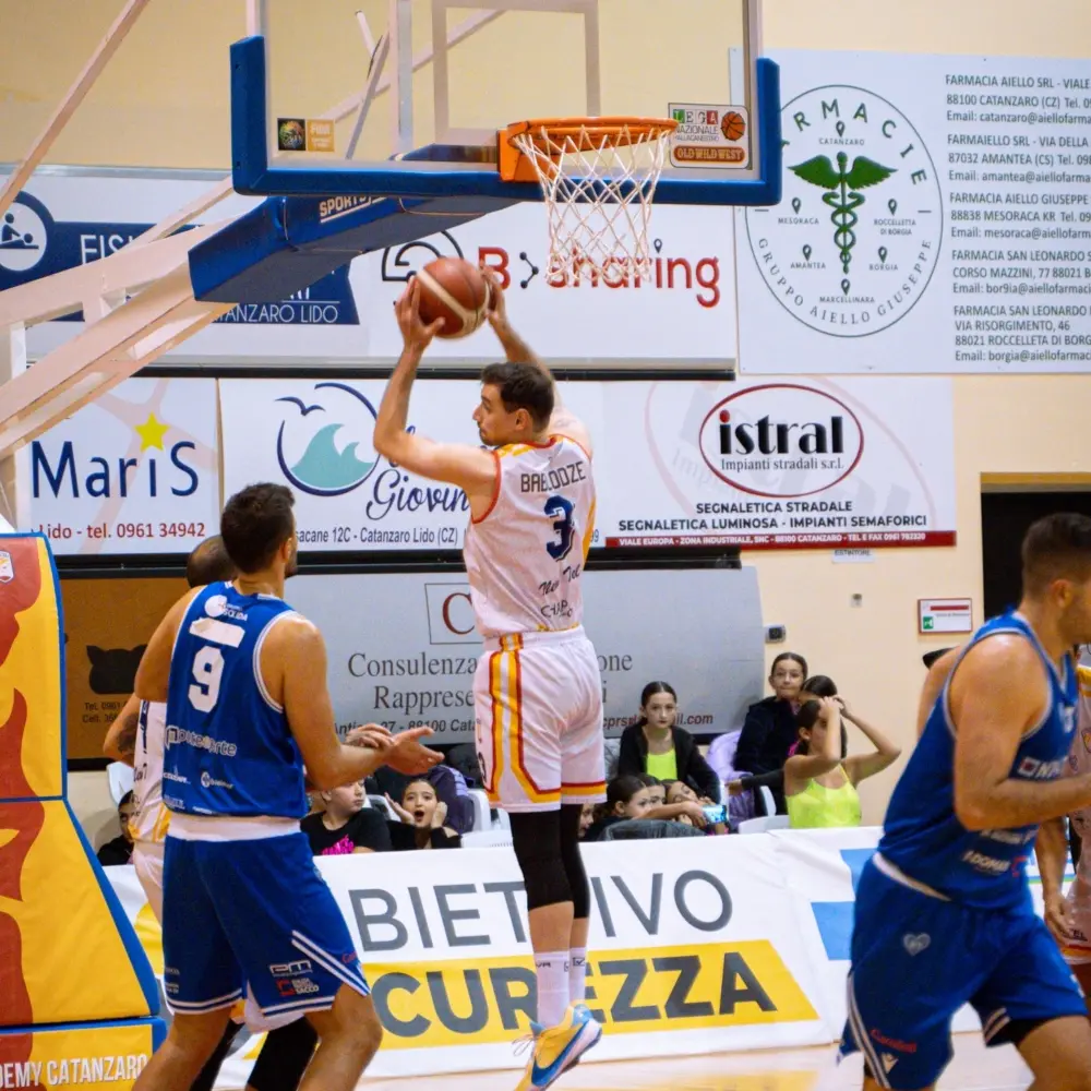 Basket, pausa d’oro per la Viola: sedicesimo successo di fila. Catanzaro c’è, Rende perde sul filo di lana