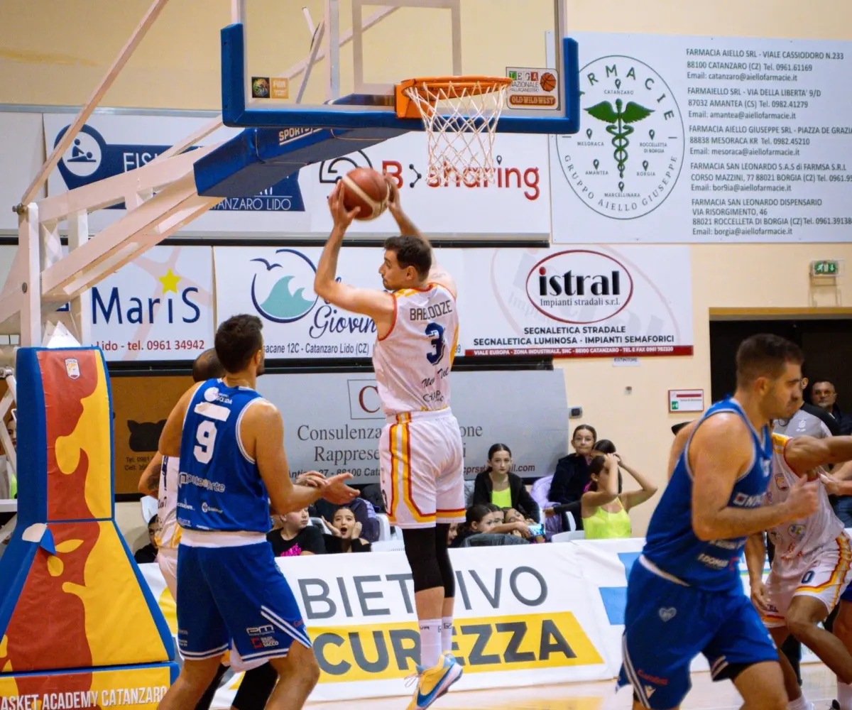 Basket, pausa d’oro per la Viola: sedicesimo successo di fila. Catanzaro c’è, Rende perde sul filo di lana