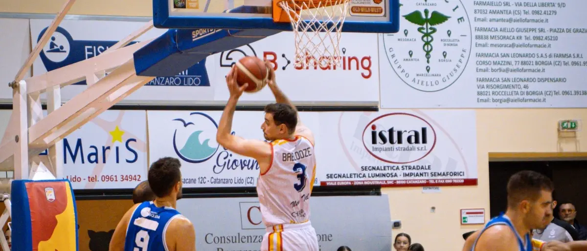 Basket, pausa d’oro per la Viola: sedicesimo successo di fila. Catanzaro c’è, Rende perde sul filo di lana