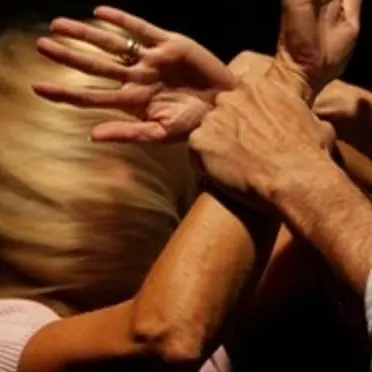 Schiaffi e pugni all’ex per alcuni post sui social, 30enne di Cirò Marina arrestato per atti persecutori
