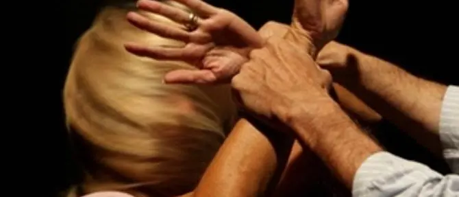 Schiaffi e pugni all’ex per alcuni post sui social, 30enne di Cirò Marina arrestato per atti persecutori