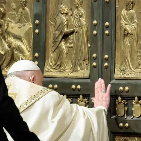 Giubileo, Papa Francesco apre la Porta Santa: «Entriamo nel tempo della misericordia e del perdono»