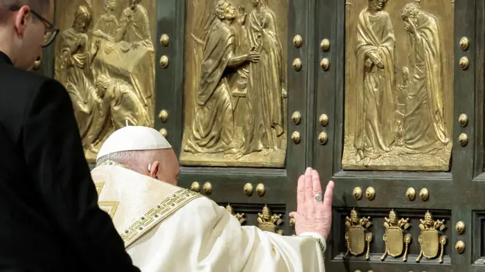 Giubileo, Papa Francesco apre la Porta Santa: «Entriamo nel tempo della misericordia e del perdono»