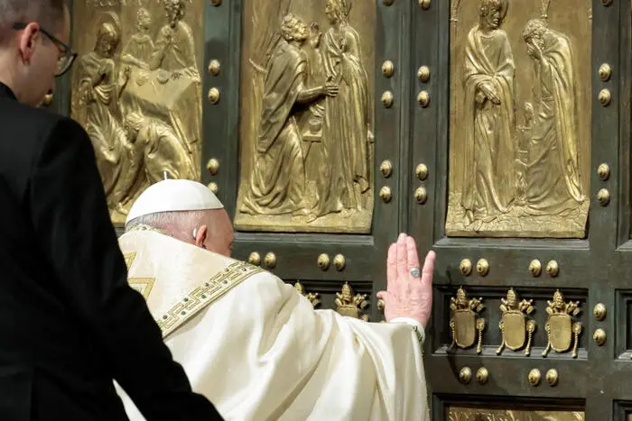 Giubileo, Papa Francesco apre la Porta Santa: «Entriamo nel tempo della misericordia e del perdono»