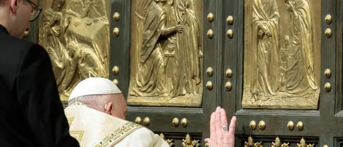 Giubileo, Papa Francesco apre la Porta Santa: «Entriamo nel tempo della misericordia e del perdono»