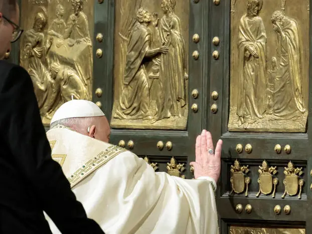 Giubileo, Papa Francesco apre la Porta Santa: «Entriamo nel tempo della misericordia e del perdono»