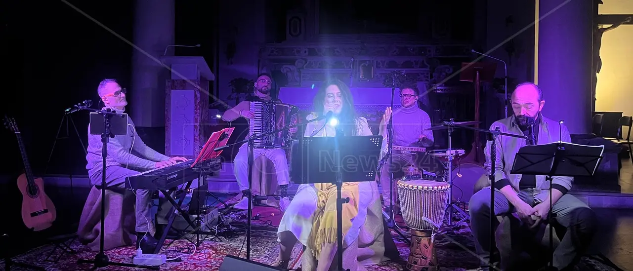 Reggio, la Natività secondo Gabriele e Giovanni Battista: i Mattanza intonano “Abbentu”\n