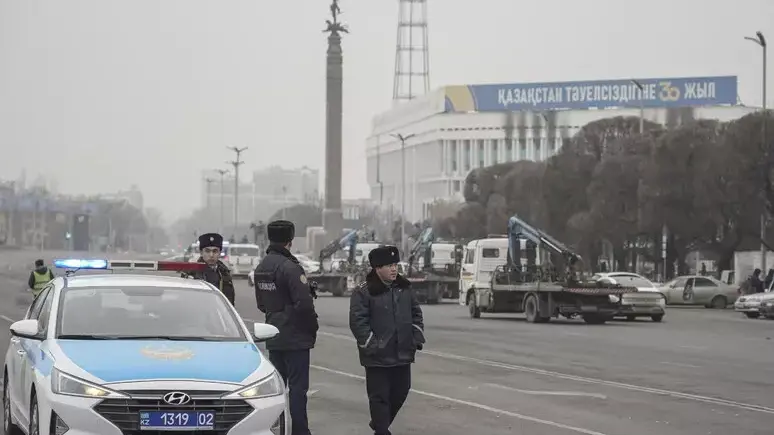 Aereo precipita in Kazakistan dopo la collisione con uno stormo di uccelli: decine di vittime, 28 i sopravvissuti