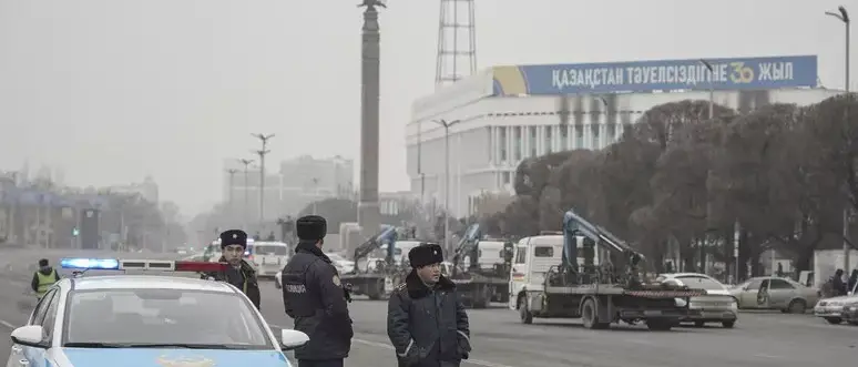 Aereo precipita in Kazakistan dopo la collisione con uno stormo di uccelli: decine di vittime, 28 i sopravvissuti\n