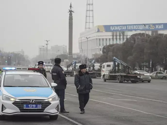 Aereo precipita in Kazakistan dopo la collisione con uno stormo di uccelli: decine di vittime, 28 i sopravvissuti