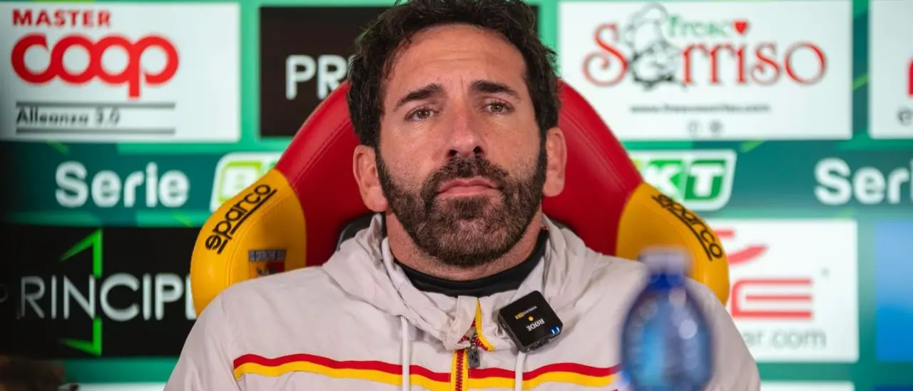 Cosenza-Catanzaro, Caserta: «La squadra sta bene, c'è la giusta concentrazione». Le ultime e i convocati giallorossi