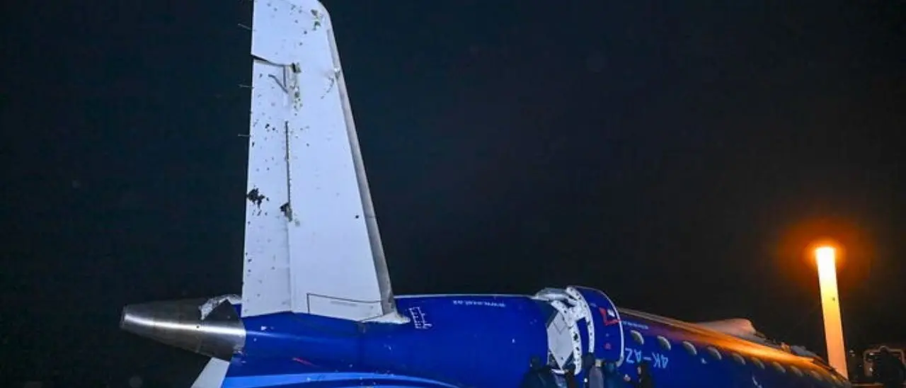 Aereo azero precipitato in Kazakistan: 38 morti. Avanza l’ipotesi del missile russo