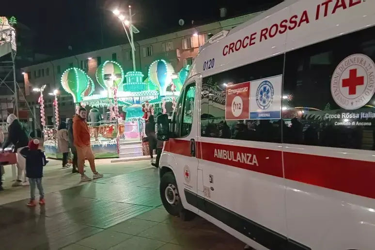 Si rompono i lacci di sicurezza, ragazza vola fuori da una giostra ad\u00A0Ancona:\u00A0è grave\n