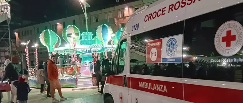 Si rompono i lacci di sicurezza, ragazza vola fuori da una giostra ad\u00A0Ancona:\u00A0è grave\n