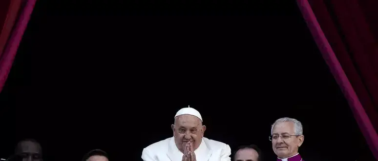 Il Papa apre la Porta Santa al carcere di Rebibbia, il messaggio ai detenuti: «Non perdete mai la speranza»