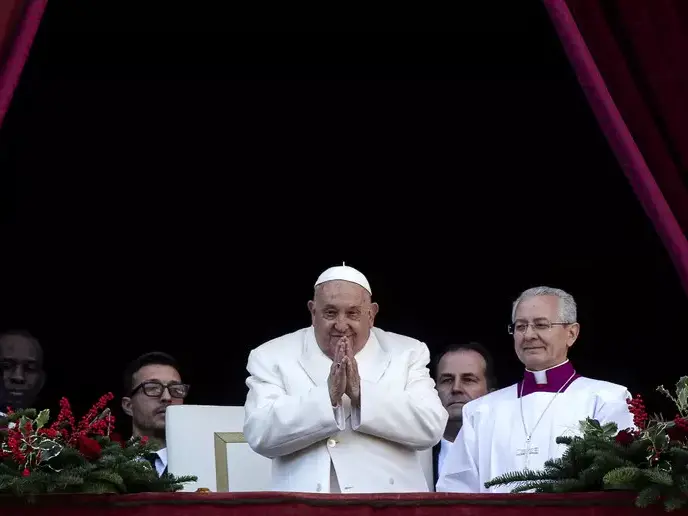 Il Papa apre la Porta Santa al carcere di Rebibbia, il messaggio ai detenuti: «Non perdete mai la speranza»